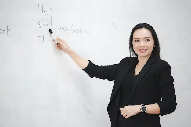MyTeacher shaxsiy mentori ingliz tili grammatikasini tushuntirmoqda